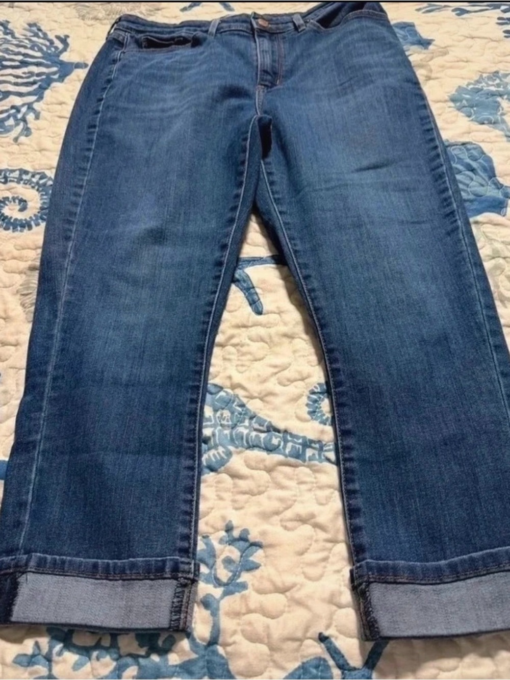 Levi Strauss Signature Gold Women's
Mid Rise Slim Fit Capris